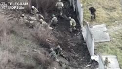 CNNE 1332384 - video muestra un tiroteo entre tropas  ucranianas y rusas en soledar