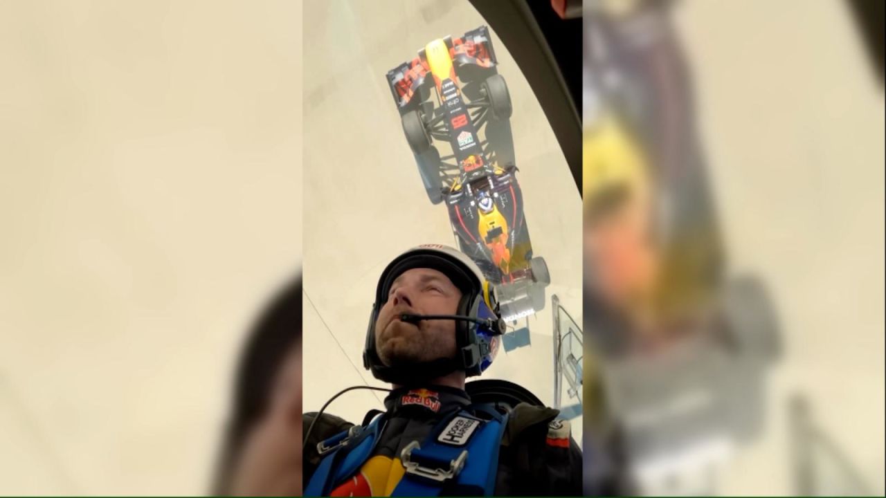 El piloto de Red Bull Martin Sonka nos deslumbra con una maniobra increíble a toda velocidad sobre un auto de Fórmula 1