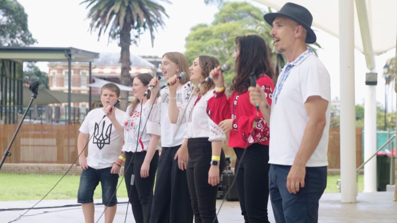 CNNE 1332648 - los ucranianos celebran nueva vida en australia