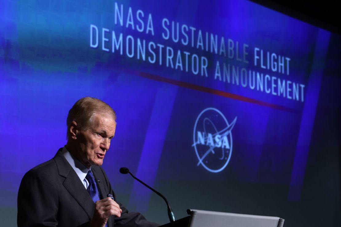 EL administrador de la NASA Bill Nelson presenta el Demostrador de Vuelos Sustentable, el 18 de enero de 2023, en la Ciudad de Washington.