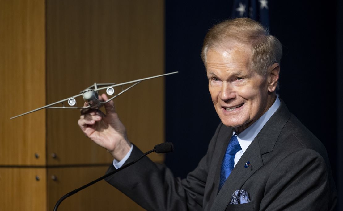 El administrador de la NASA, Bill Nelson, sostiene un modelo del avión con la tecnología Transonic Truss-Braced Wing.