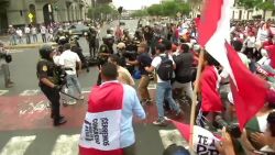 CNNE 1332922 - protesta nacional en contra de dina boluarte en peru