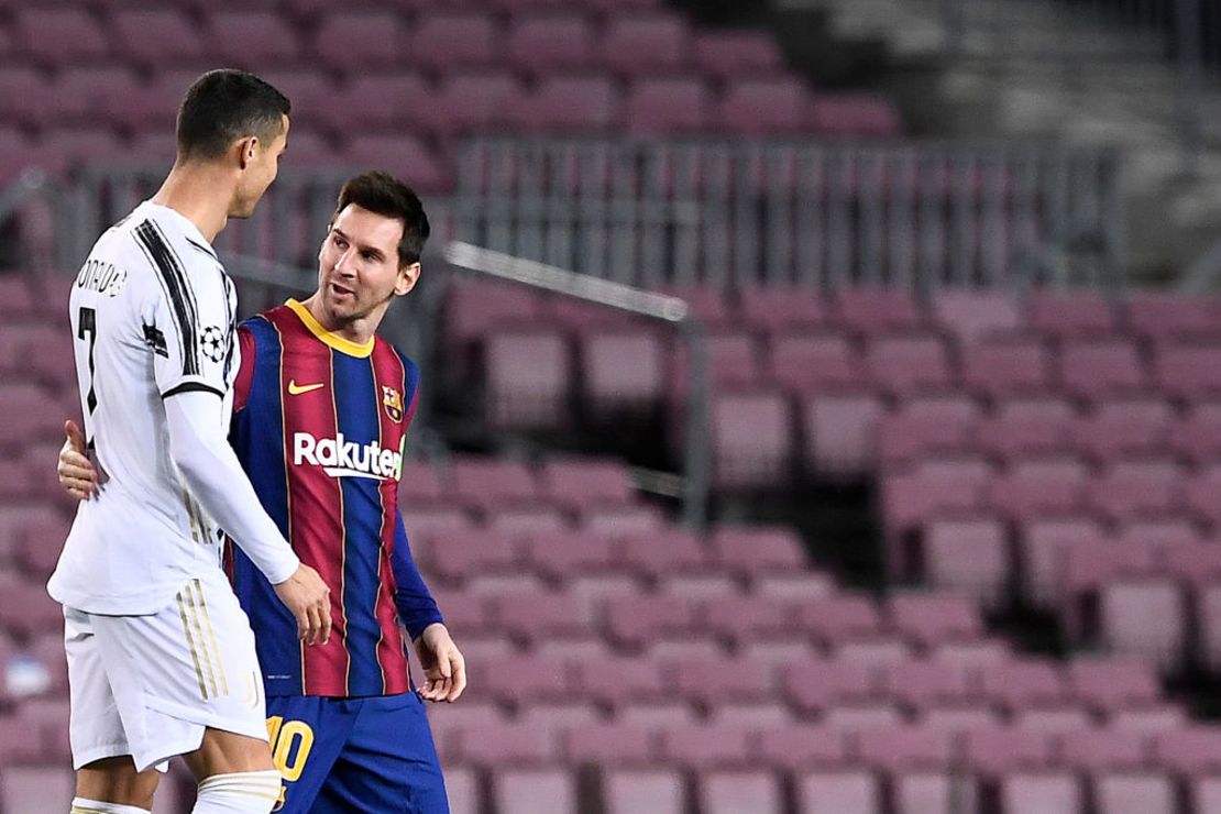 Cristiano Ronaldo saluda a Lionel Messi antes del partido de fútbol del grupo G de la Champions League entre el Barcelona y la Juventus en el estadio Camp Nou de Barcelona el 8 de diciembre de 2020.