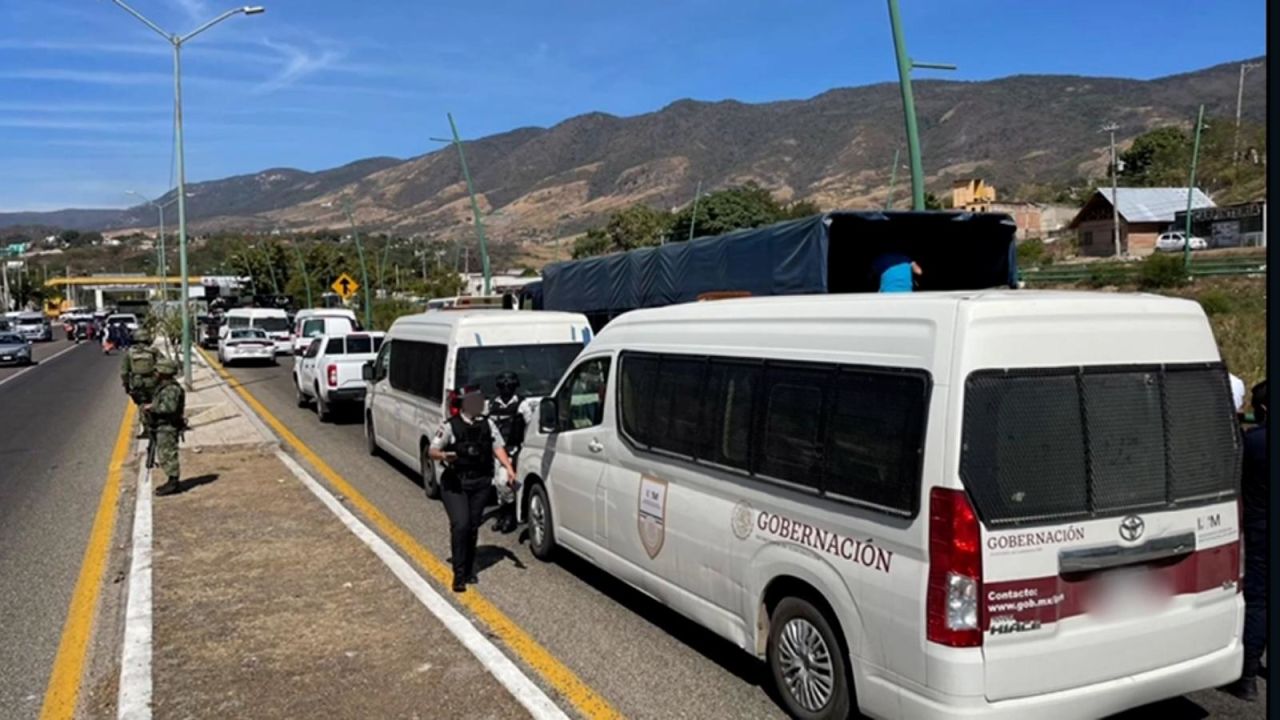 CNNE 1333000 - rescatan a 269 migrantes que viajaban en un trailer en chiapas