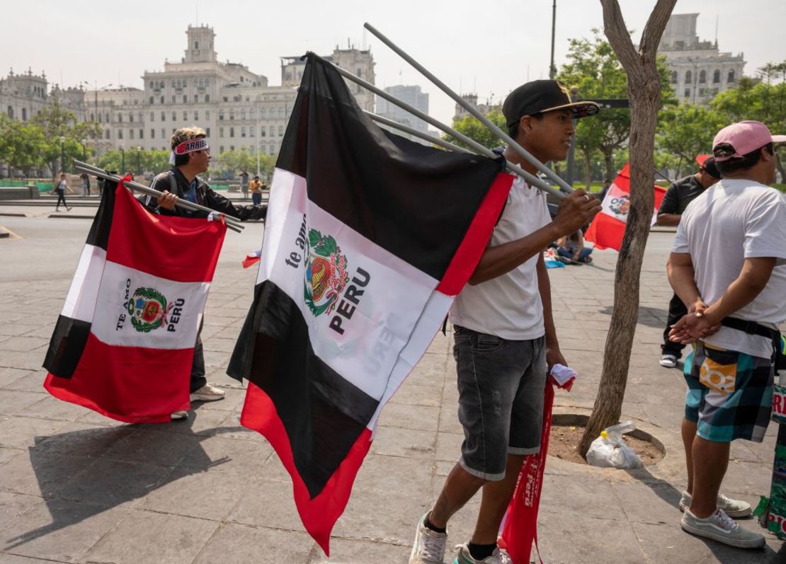 Manifestantes preparan sus banderas para la gran movilización de este jueves, convocada como la "toma de Lima"