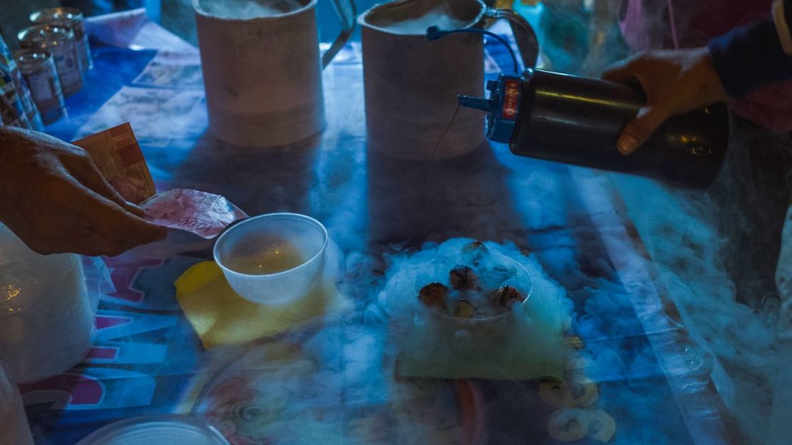 Los bocadillos "aliento de dragón" en un mercado nocturno de Pekanbaru, Indonesia, en 2019.