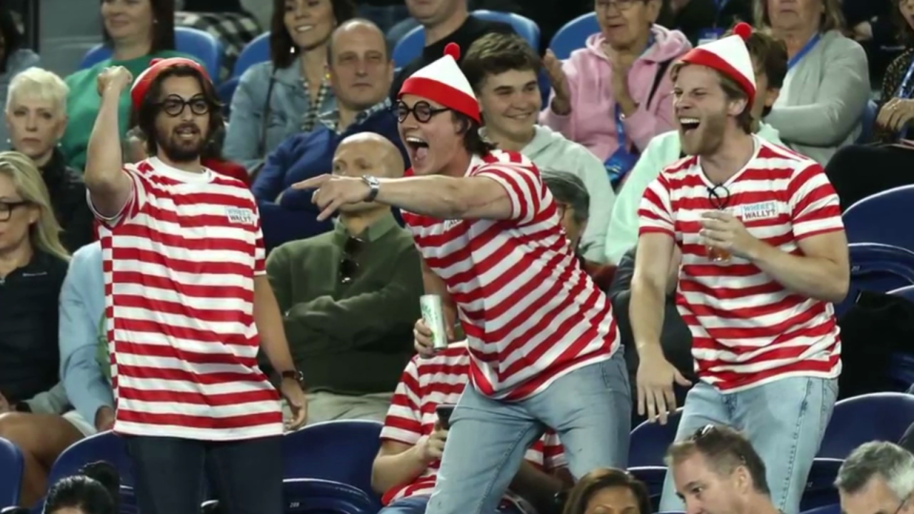 CNNE 1333183 - djokovic y su enfado con aficionados vestidos de wally