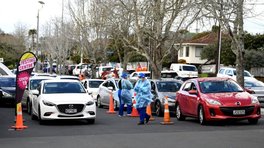 La gente hace cola para hacerse la prueba de covid en un centro de pruebas de Auckland, Nueva Zelandia, el 14 de septiembre de 2020. Crédito: Hannah Peters/Getty Images