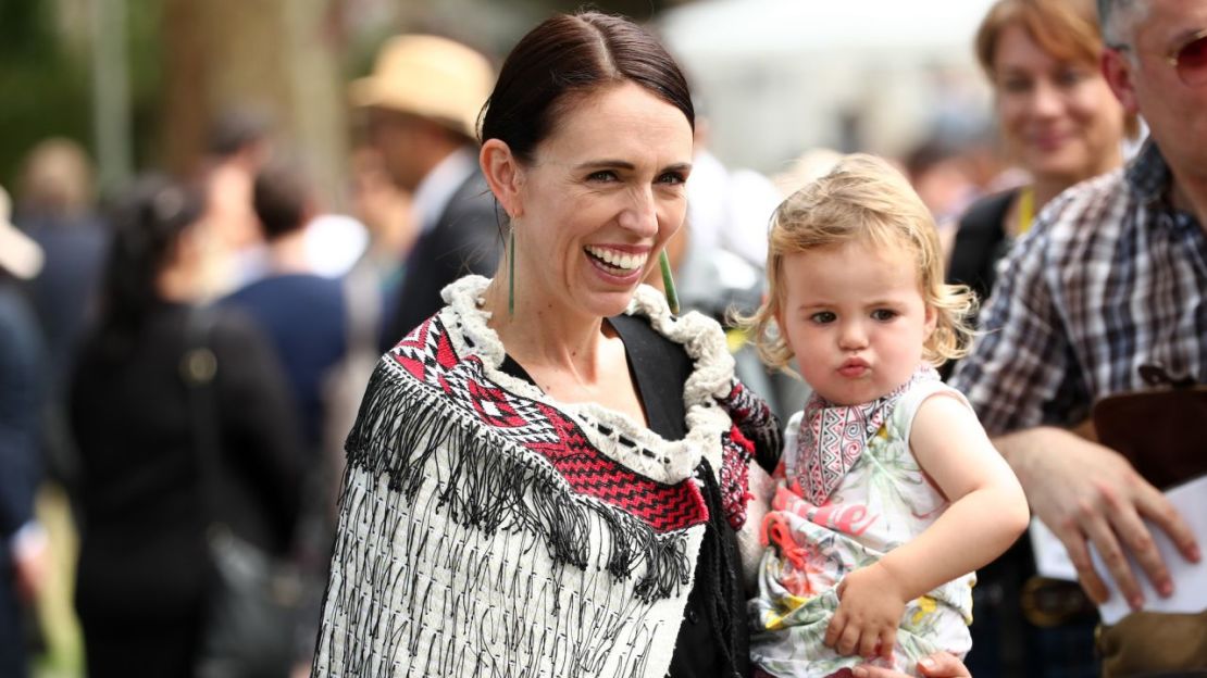 La primera ministra de Nueva Zelandia, Jacinda Ardern, y su hija Neve Te Aroha Ardern Gayford en el recinto superior del Tratado de Waitangi, el 4 de febrero de 2020. Crédito:Fiona Goodall/Getty Images