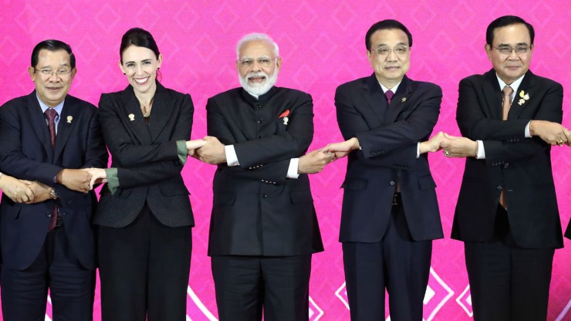 El primer ministro de Camboya, Hun Sen, la primera ministra de Nueva Zelandia, Jacinda Ardern, el primer ministro de la India, Narendra Modi, el primer ministro de China, Li Keqiang, y el primer ministro de Tailandia, Prayuth Chan-Ocha, en la tercera cumbre de la Asociación Económica Integral Regional en Bangkok, Tailandia, en 2019. Crédito: Athit Perawongmetha/Reuters