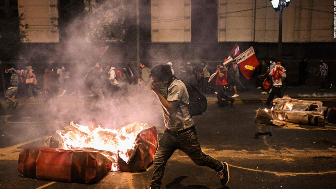 CNNE 1333365 - nuevas protestas en lima provocan enfrentamientos y heridos