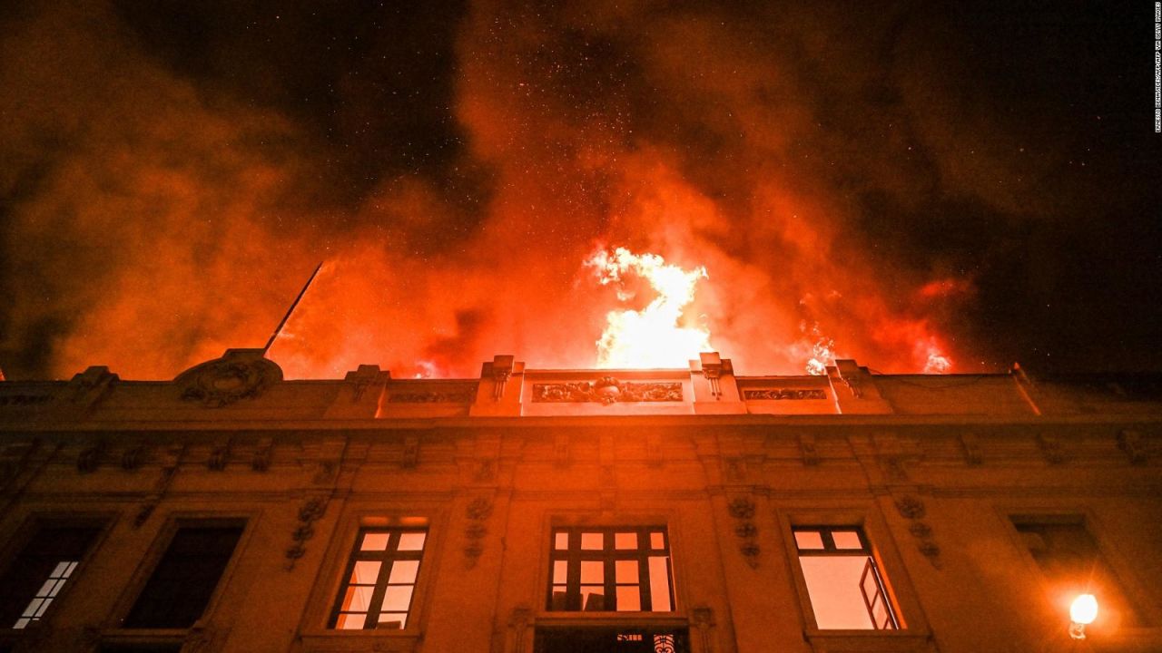 CNNE 1333430 - lima arde en llamas- incendio consume edificio en medio de los disturbios