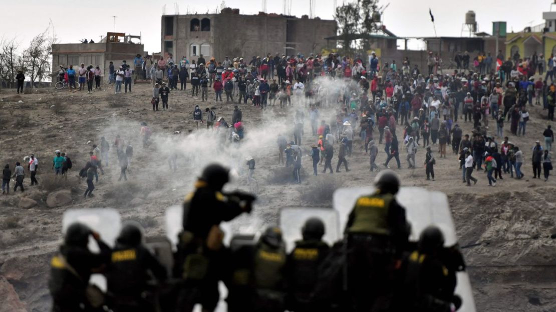 La policía antidisturbios lanza gases lacrimógenos a los manifestantes cerca del aeropuerto de Arequipa.