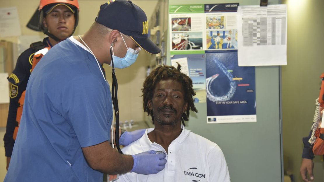 Elvis Francois, durante una revisión médica después de ser rescatado en Cartagena, Colombia, el 16 de enero de 2023.