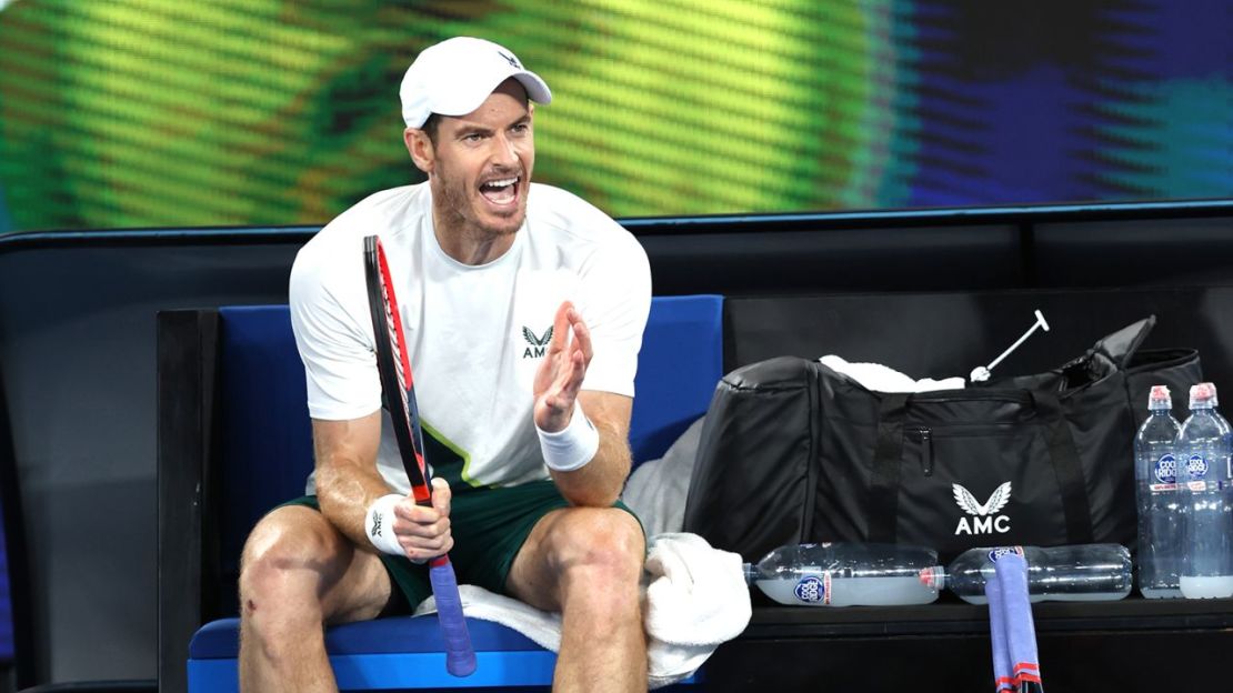 Andy Murray reacciona durante un cambio en su partido de segunda ronda contra Thanasi Kokkinakis.