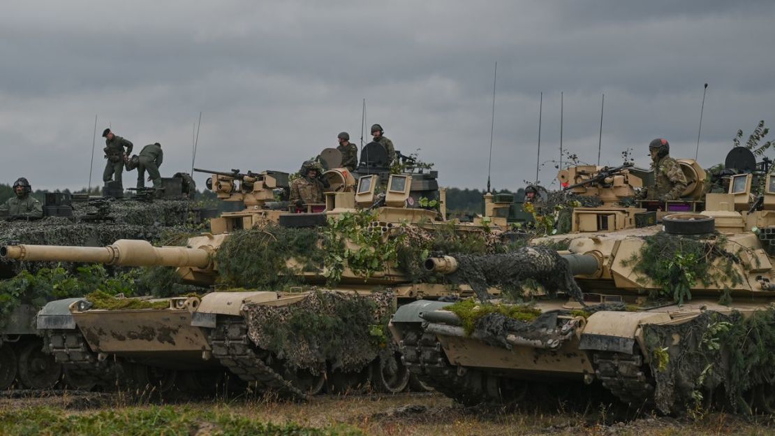 Tanques estadounidenses M1 Abrams al final de los ejercicios militares conjuntos, en el campo de entrenamiento de Nowa Deba, el 21 de septiembre de 2022.