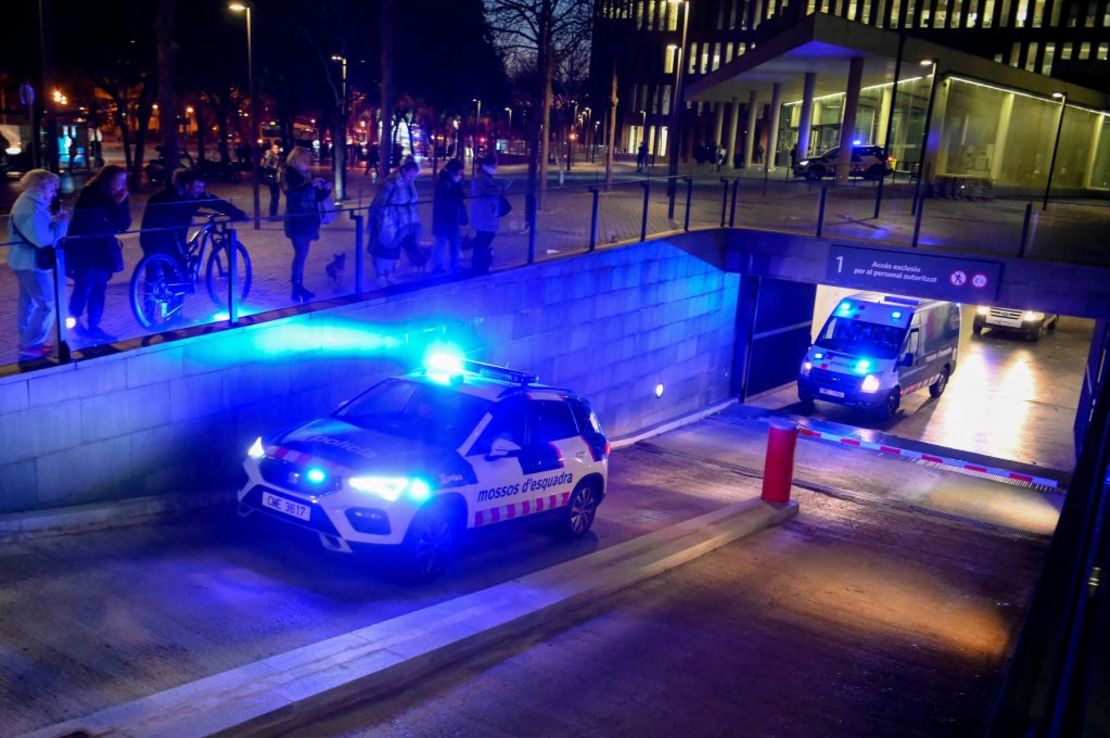 Los autos Mossos d'Esquadra de la policía regional catalana salen del juzgado de Ciutat de la Justicia en Barcelona el 20 de enero de 2023. Crédito: JOSEP LAGO/AFP vía Getty Images