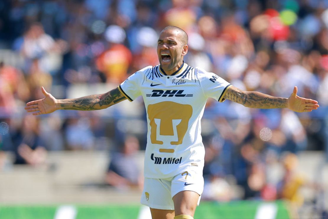 Dani Alves de Pumas UNAM reacciona durante el partido de primera ronda entre Pumas UNAM y FC Juárez como parte del Torneo Clausura 2023 Liga MX en el Estadio Olímpico Universitario el 08 de enero de 2023 en la Ciudad de México. Crédito: Héctor Vivas/Getty Images