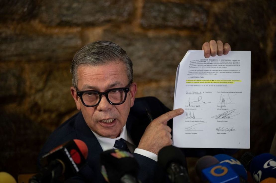 Gerardo Blyde, jefe de la delegación que representa a la oposición venezolana a través de la Plataforma Unitaria muestra una hoja del documento firmado durante la última ronda de diálogo en México entre ambas delegaciones.