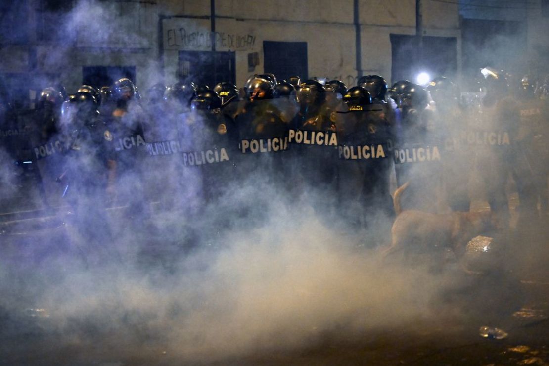 La policía dispara gases lacrimógenos a los manifestantes en Lima el 20 de enero.