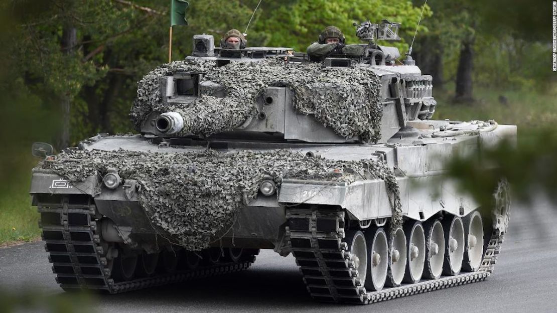 Soldados austriacos conducen su tanque tipo 'Leopard' después del tiroteo amistoso de varias naciones durante el ejercicio 'Strong Europe Tank Challenge 2017' en el área de ejercicios en Grafenwoehr, cerca de Eschenbach, en el sur de Alemania, el 12 de mayo de 2017.