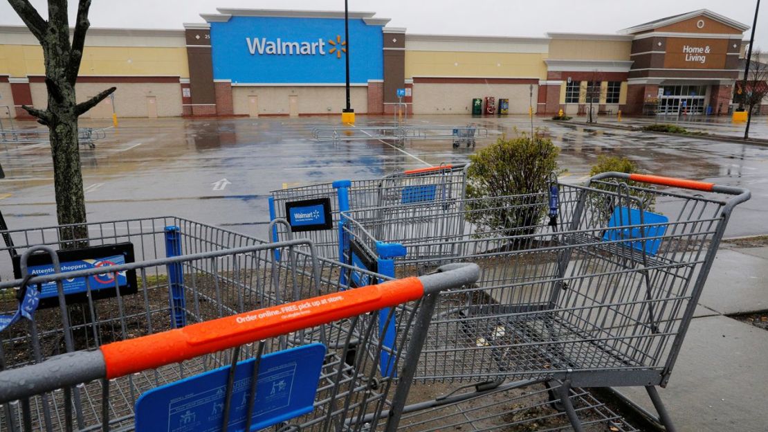 Carros de compras abandonados en las afueras de un Walmart, en EE.UU.