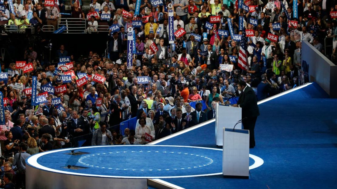 El reverendo William Barber II se dirige a la Convención Nacional Demócrata en Filadelfia el 28 de julio de 2016.