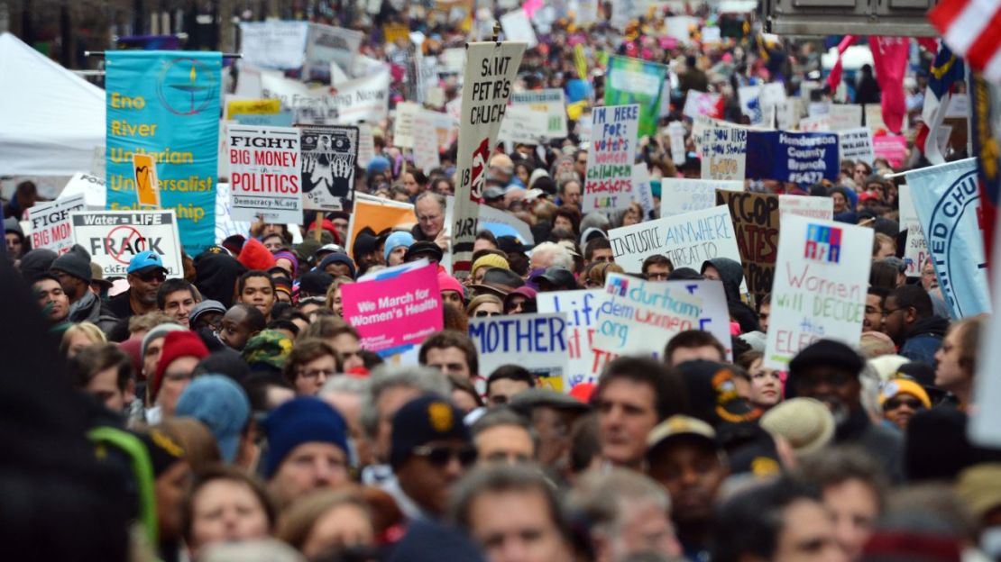 Miles de personas marchan por el centro de Raleigh, Carolina del Norte, en lo que los organizadores describen como una "Marcha moral masiva" cerca del edificio del Capitolio estatal el 8 de febrero de 2014.