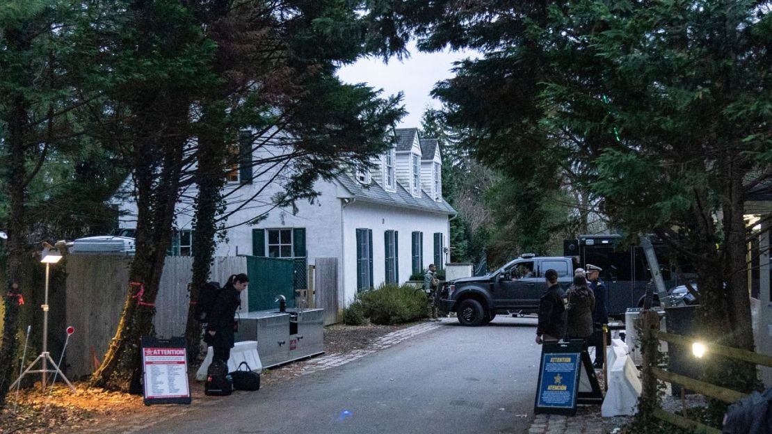 El camino de acceso a la casa del presidente Joe Biden en Wilmington, Del., se ve desde la camioneta de los medios el viernes 13 de enero de 2023.