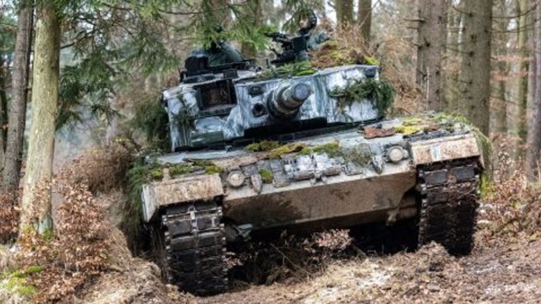 Un Leopard 2 polaco se encuentra en una zona boscosa durante el ejercicio militar internacional "Allied Spirit 2022" en el área de entrenamiento militar de Hohenfels el 27 de enero de 2022.