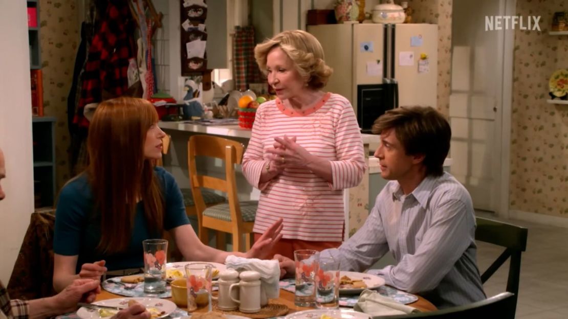 Laura Prepon, Debra Jo Rupp y Topher Grace en "That '90s Show".