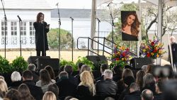 CNNE 1334355 - rinden homenaje a lisa marie presley en graceland