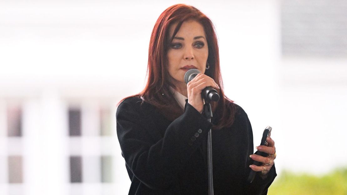 Priscilla Presley leyó un poema escrito por su nieta durante el funeral d esu hija Lisa Marie Presley en Graceland el domingo.