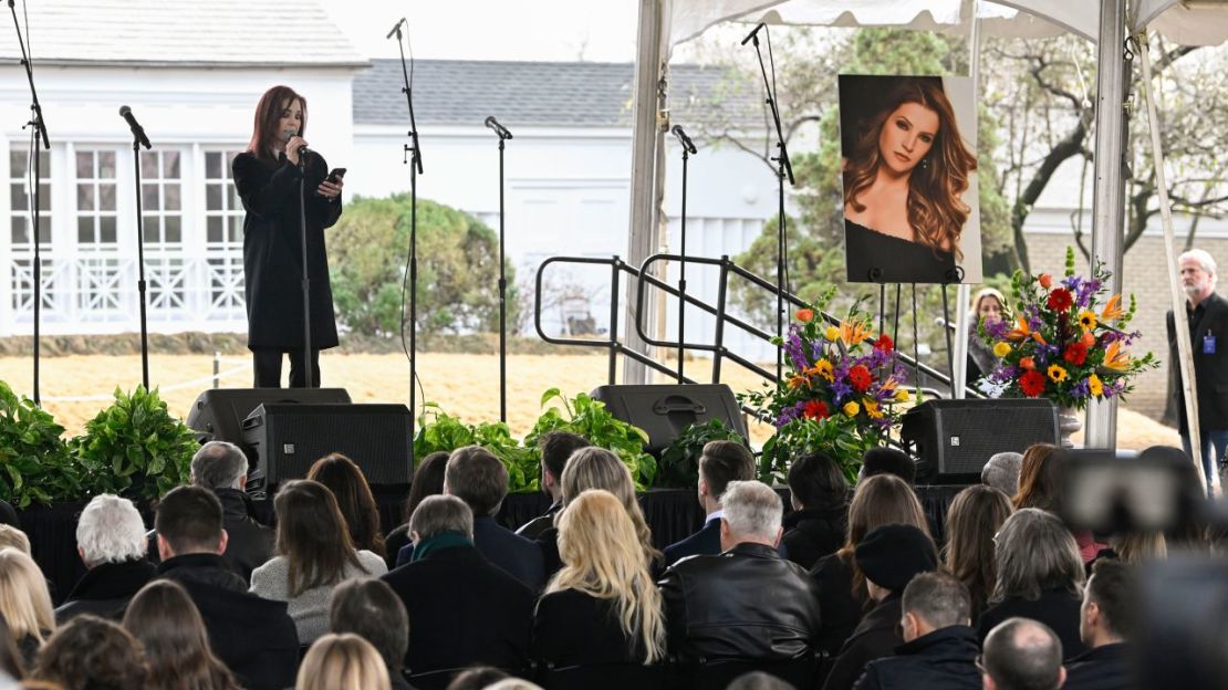 Priscilla Presley en el funeral de su hija Lisa Marie Presley en Graceland el domingo.