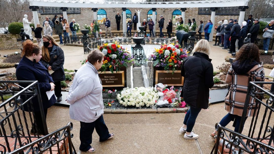 Los dolientes visitan la tumba de Lisa Marie Presley durante su funeral el 22 de enero de 2023 en Memphis, Tennessee.