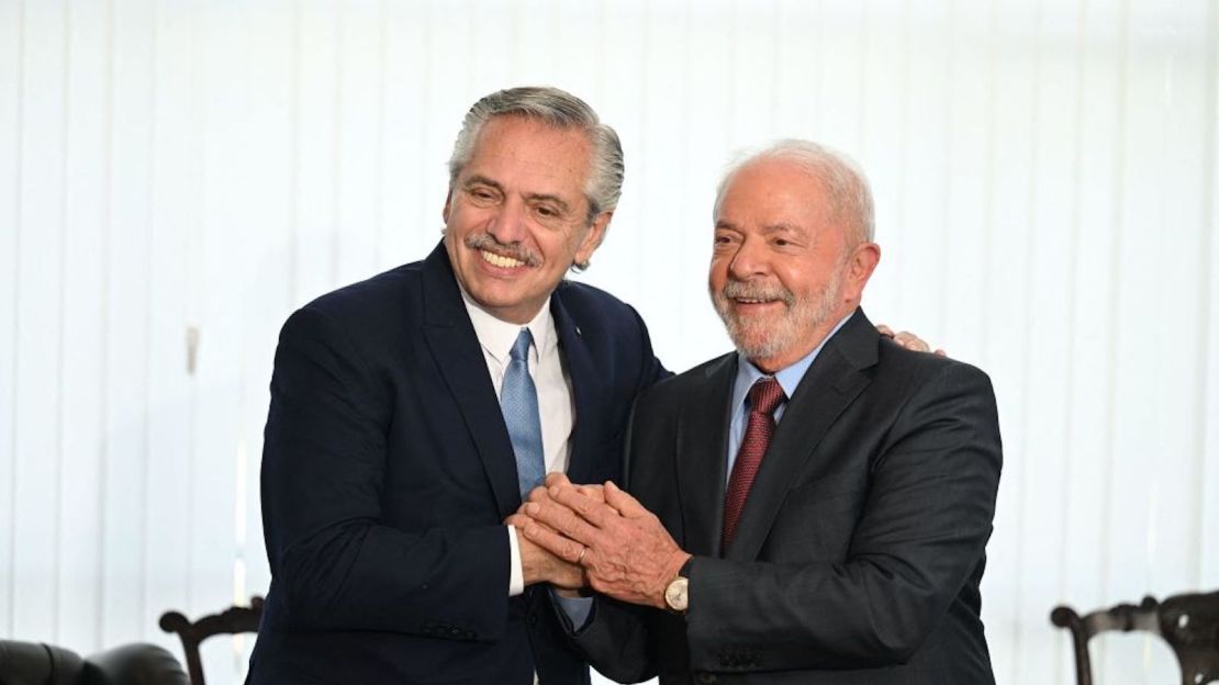 El presidente de Brasil, Luiz Inácio Lula da Silva (derecha), posa para una fotografía con el presidente de Argentina, Alberto Fernández (izquierda), durante una reunión bilateral en Brasilia el 2 de enero de 2023.