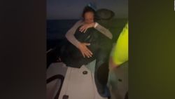 CNNE 1334461 - asi reacciono una familia al encontrar a su hijo perdido en el mar