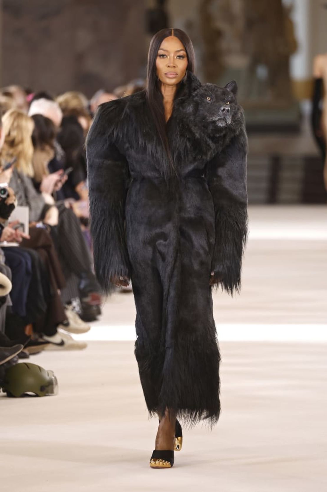 Naomi Campbell camina por la pasarela durante el Schiaparelli Haute Couture Primavera-Verano 2023. Crédito: Estrop/Getty Images