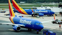 CNNE 1334634 - southwest airlines pagara millones a los pilotos como "gratitud"