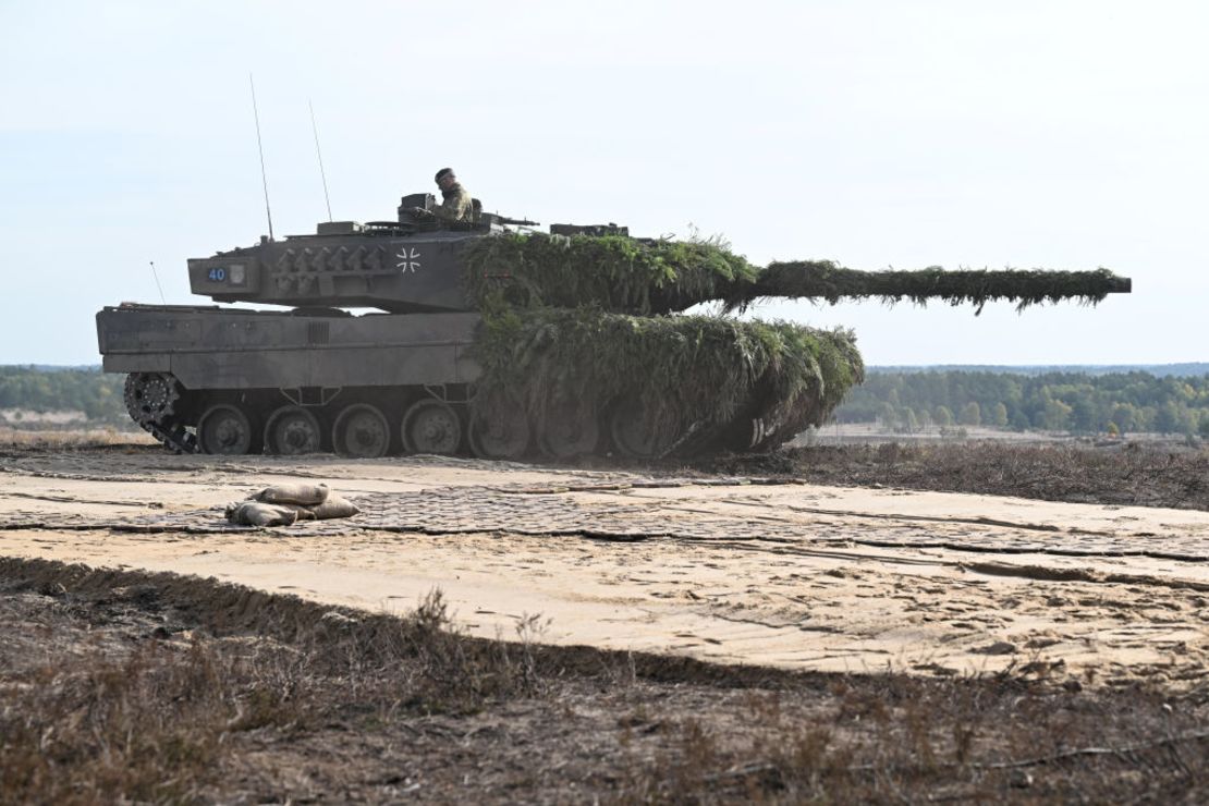 Un tanque Leopard 2 de la Bundeswehr durante una visita del canciller de Alemania, Olaf Scholz, al centro de entrenamiento del Ejército de la Bundeswehr en Ostenholz el 17 de octubre de 2022 cerca de Hodenhagen, Alemania.