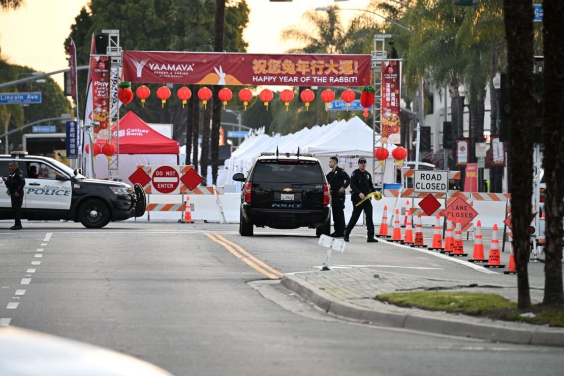 La Policía trabaja cerca de la escena de un tiroteo masivo en Monterey Park, California, el 22 de enero de 2023.