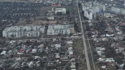 CNNE 1334707 - imagenes aereas muestran a la devastada ciudad de bajmut, ucrania