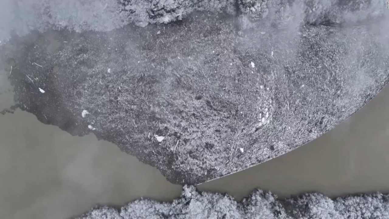 Así se ve desde el cielo un río cubierto de plástico en Bosnia y Herzegovina