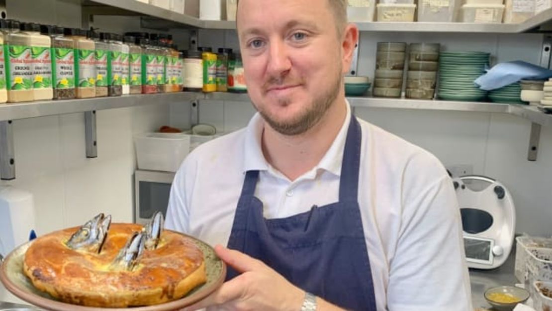 El chef Jamie Porter muestra un Stargazy Pie fuera de temporada. Crédito: Anabel Dean