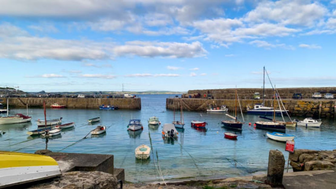 Los barcos entran por un pequeño agujero en el muro del puerto. Crédito: Anabel Dean