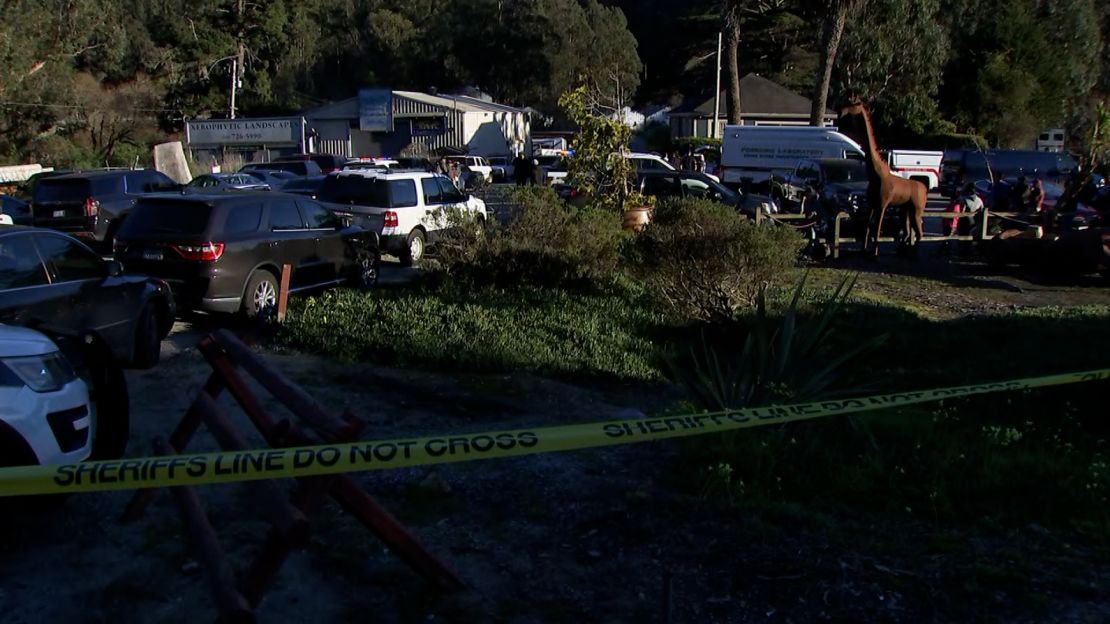 Autoridades en la escena de un tiroteo en Half Moon Bay, California.