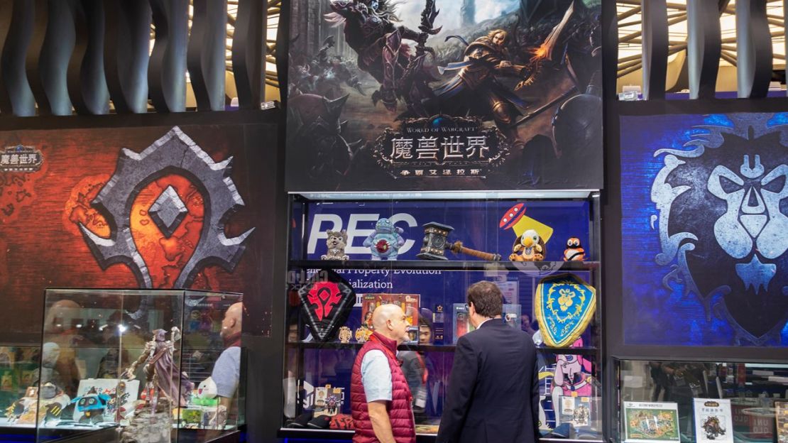 Gente visitando un stand de 'World of Warcraft' de Blizzard Entertainment durante una exposición en Shanghái en octubre de 2018.