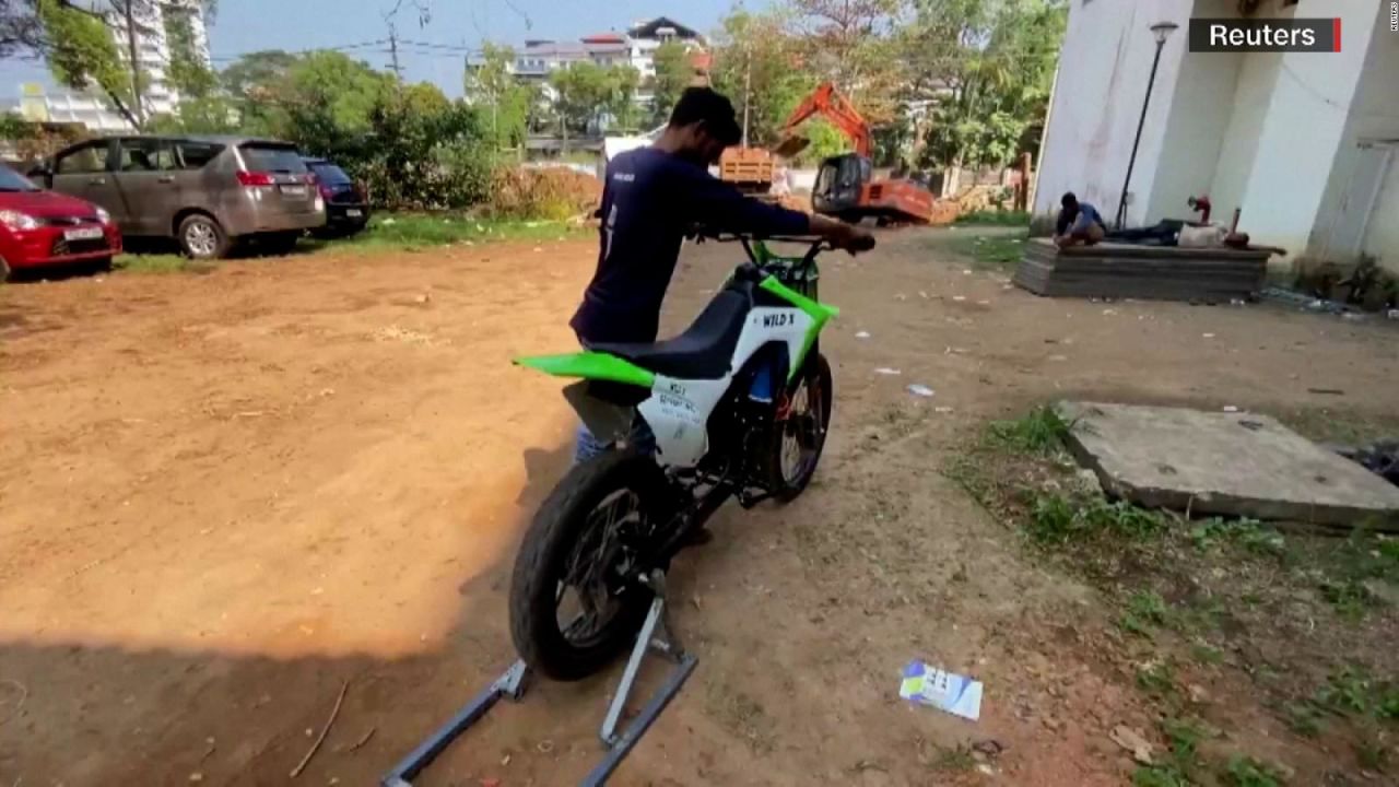 CNNE 1335324 - conoce la eficiente motocicleta electrica creada por un joven en india