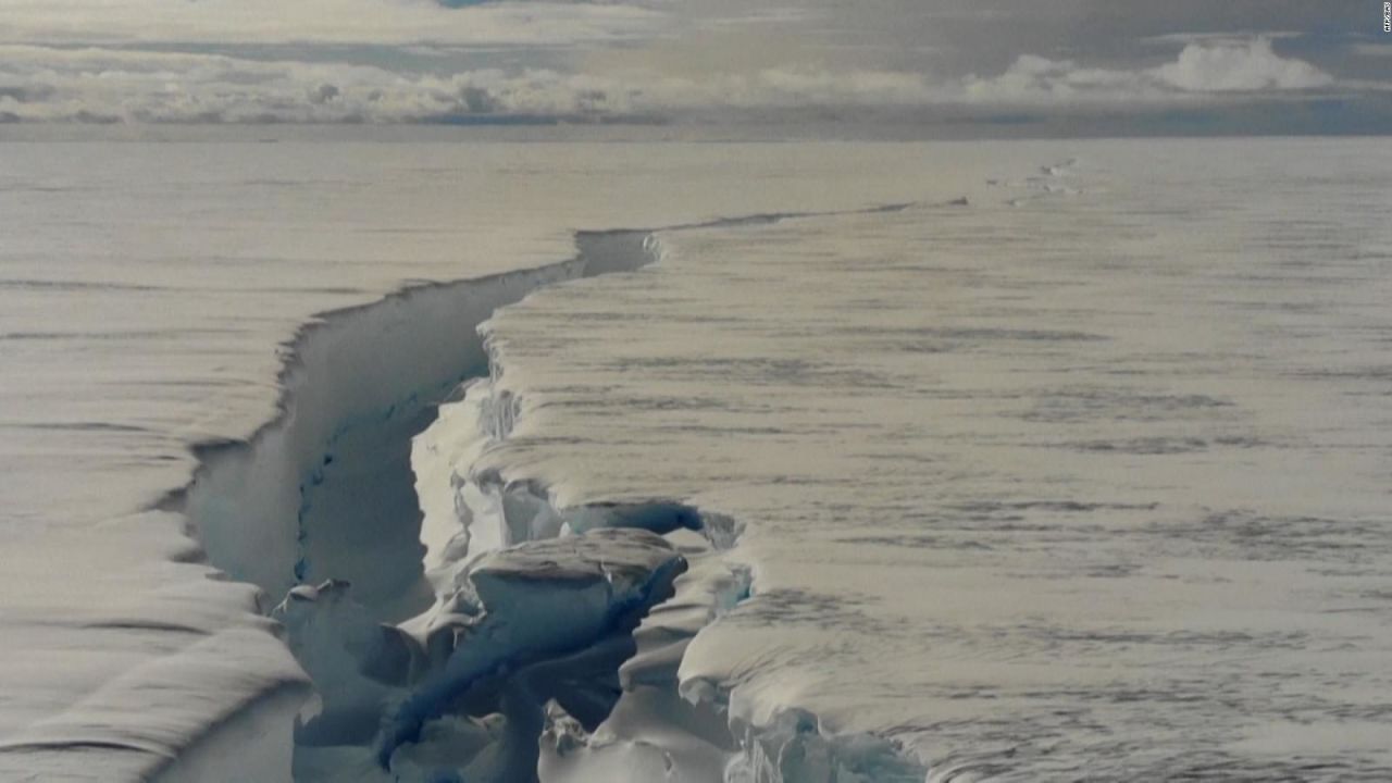 CNNE 1335375 - se desprende iceberg de 14 veces el tamano de paris en la antartida