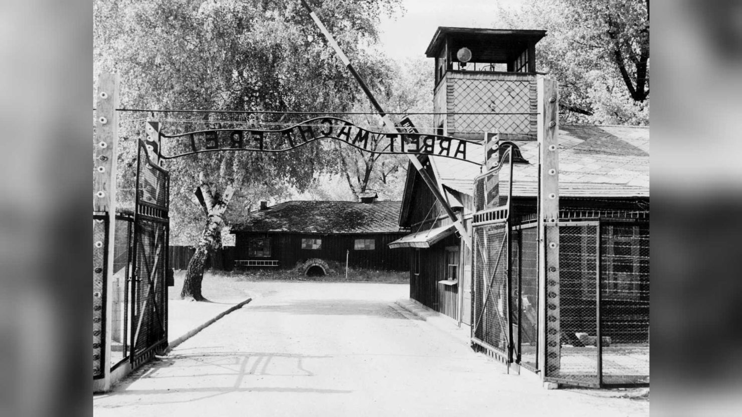 Una fotografía tomada en abril de 1945 muestra la puerta del campo de concentración de Auschwitz, con la inscripción "Arbeit macht frei" ("El trabajo te hace libre"), tras su liberación por las tropas soviéticas en enero de 1945.